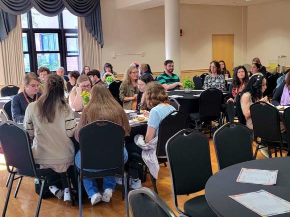 A table full of students hangout.